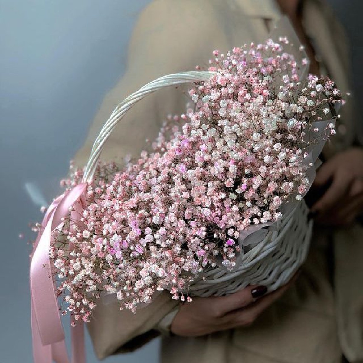 розовая гипсофила в корзине